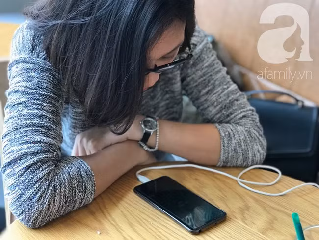 Tai nạn nguy hiểm: Vừa sạc pin vừa nói chuyện điện thoại, thanh niên 29 tuổi suýt nát mặt, mất bàn tay - Ảnh 3. Tai nạn nguy hiểm: Vừa sạc pin vừa nói chuyện điện thoại, thanh niên 29 tuổi suýt nát mặt, mất bàn tay - Ảnh 3.