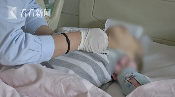 Con trai 6 tuổi hô hấp khó khăn, cổ họng sưng tấy đầy mủ, bố mẹ đưa đi nhập viện liền giật mình kinh hãi trước thứ bác sĩ gắp từ trong cổ họng con ra - Ảnh 1.