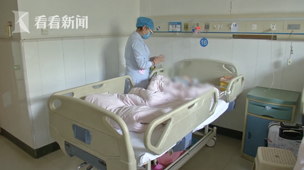 Con trai 6 tuổi hô hấp khó khăn, cổ họng sưng tấy đầy mủ, bố mẹ đưa đi nhập viện liền giật mình kinh hãi trước thứ bác sĩ gắp từ trong cổ họng con ra - Ảnh 3.