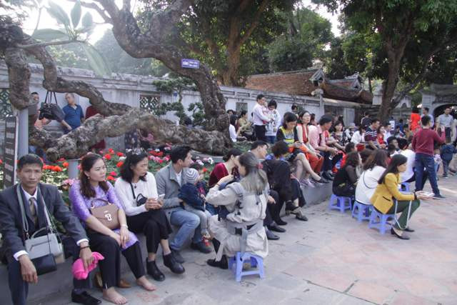 Nhiều bạn trẻ rất vui mừng khi đã xin được chữ sau thời gian chờ đợi