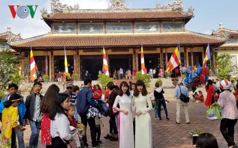 nét riêng của người dân xứ huế khi đi chùa lễ phật đầu năm mới hình 1 net rieng cua nguoi dan xu hue khi di chua le phat dau nam moi hinh 1