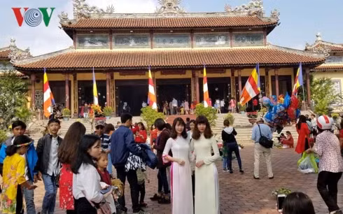 net rieng cua nguoi dan xu hue khi di chua le phat dau nam moi hinh 1