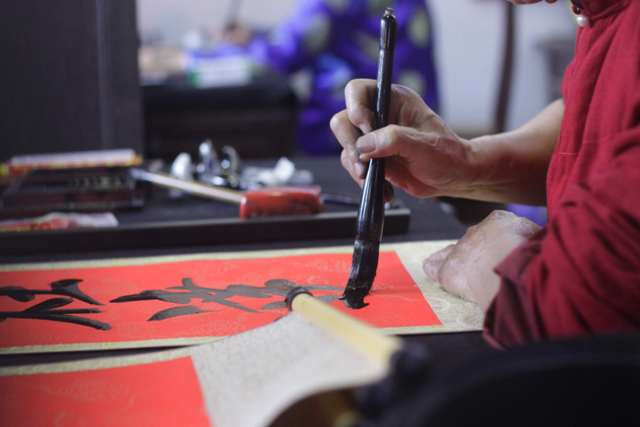 Cho dù làm việc liên tục nhưng những nét chữ vẫn như “rồng bay phượng múa”