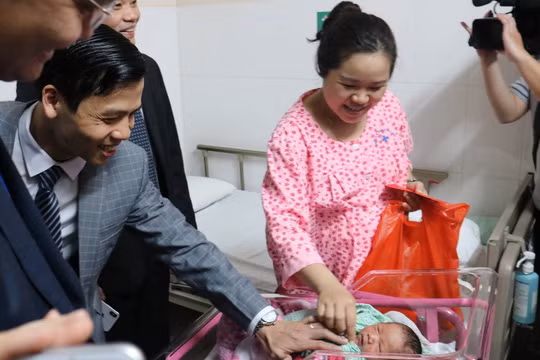 Ngắm nhìn công dân đầu tiên chào đời đúng 0 giờ 00 phút năm Kỷ Hợi - Ảnh 2.