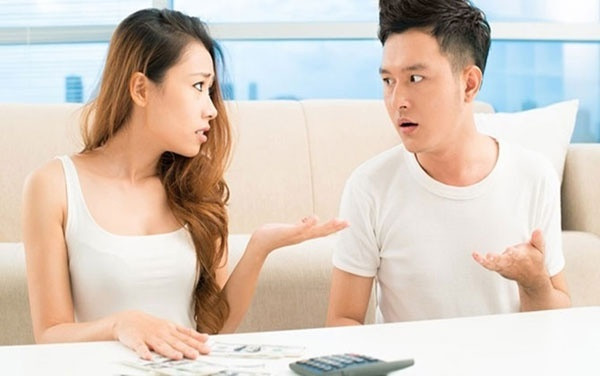 Cùng mẹ sang chúc Tết hàng xóm, gái ế bất ngờ nhận được lì xì kèm tin nhắn sốc