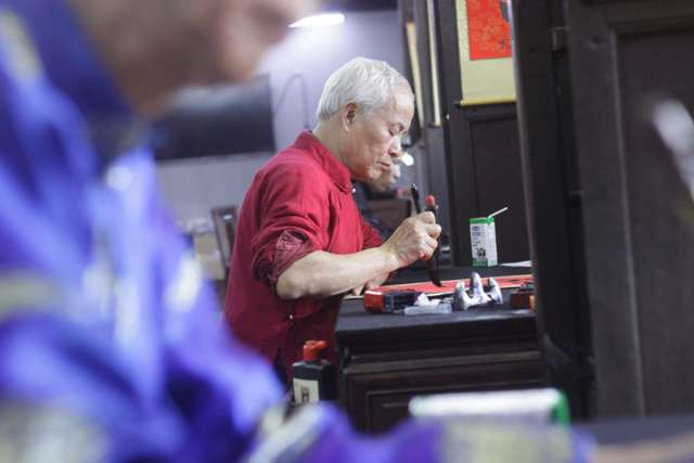 Nhiều ông đồ không kịp ăn mà lúc phải để hộp sữa bên cạnh