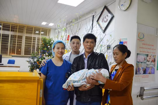 Ngắm nhìn công dân đầu tiên chào đời đúng 0 giờ 00 phút năm Kỷ Hợi - Ảnh 8.