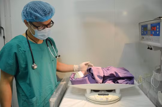 Ngắm nhìn công dân đầu tiên chào đời đúng 0 giờ 00 phút năm Kỷ Hợi - Ảnh 4.