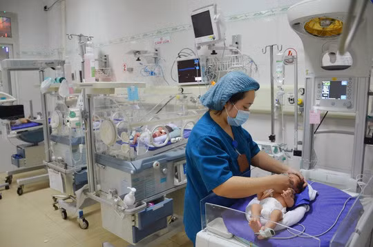 Ngắm nhìn công dân đầu tiên chào đời đúng 0 giờ 00 phút năm Kỷ Hợi - Ảnh 7.