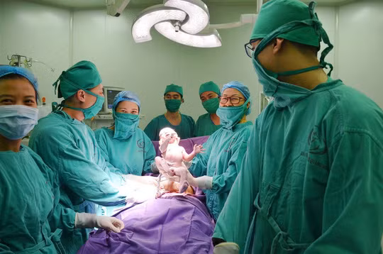 Ngắm nhìn công dân đầu tiên chào đời đúng 0 giờ 00 phút năm Kỷ Hợi - Ảnh 3.