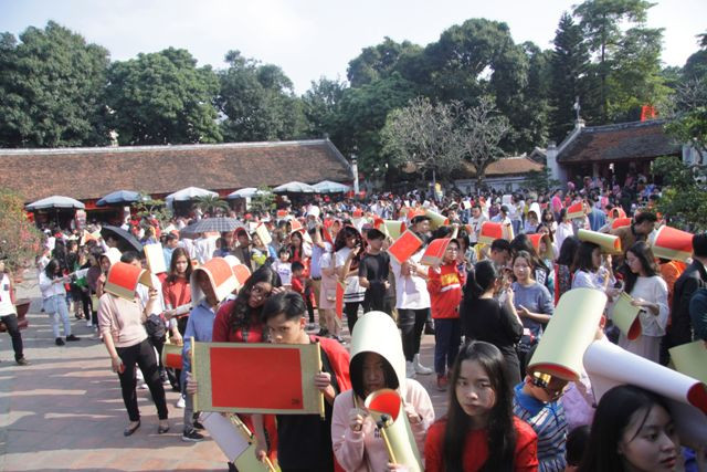 Lượng người xin chữ ngày càng đông hơn