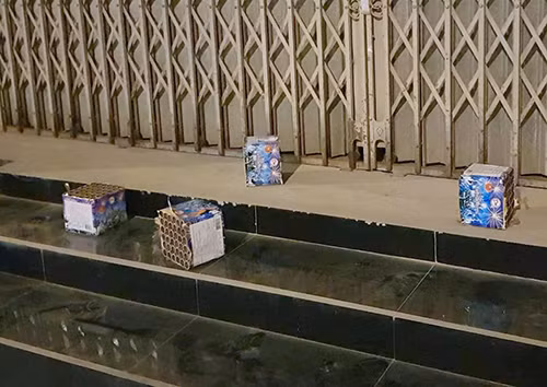 Nhiều hộp pháo được vứt trước thềm nhà dân ở Hà Tĩnh sau giao thừa. Ảnh: Đ.H