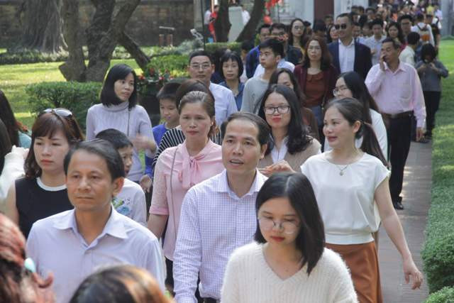 Dòng người nối tiếp nhau đi vào trong khuôn viên di tích