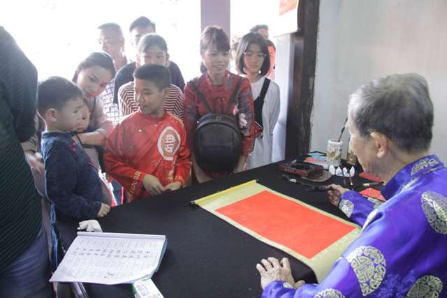 Những ông đồ vào những ngày đầu xuân lúc nào cũng hoạt động hết sức để phục vụ những người xin chữ