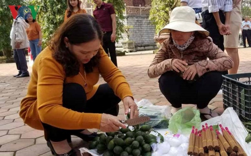 nét riêng của người dân xứ huế khi đi chùa lễ phật đầu năm mới hình 3 net rieng cua nguoi dan xu hue khi di chua le phat dau nam moi hinh 3