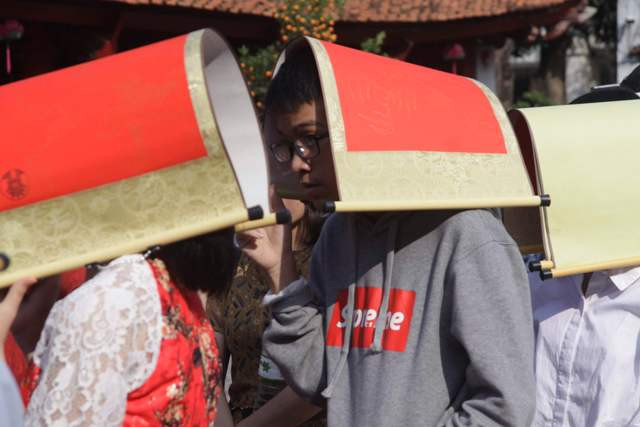 Người đến xin chữ phần lớn là các bạn trẻ trong độ tuổi còn đang ngồi trên ghế nhà trường