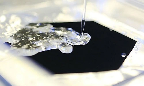 Một mẫu Vantablack trong thực tế. Ảnh: Surrey NanoSystems.