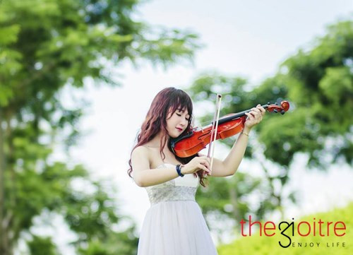 Ngoài những giờ học và hoạt động trên trường, cô nàng xinh xắn này còn dành thời gian học đàn, múa, làm MC Ngoài những giờ học và hoạt động trên trường, cô nàng xinh xắn này còn dành thời gian học đàn, múa, làm MC