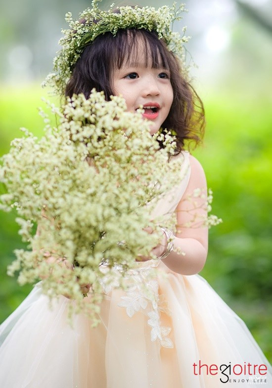 9 tháng, Quỳnh Chi đã bé biết nói. Từ đầu tiên bé bập bẹ là “tô tô” (có nghĩa là ô-tô). 9 tháng, Quỳnh Chi đã bé biết nói. Từ đầu tiên bé bập bẹ là “tô tô” (có nghĩa là ô-tô).