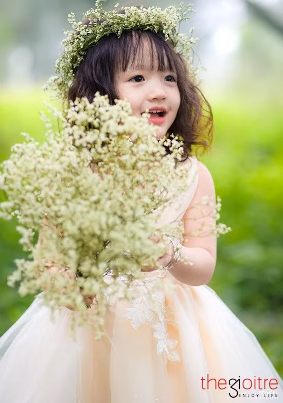 9 tháng, Quỳnh Chi đã bé biết nói. Từ đầu tiên bé bập bẹ là “tô tô” (có nghĩa là ô-tô).