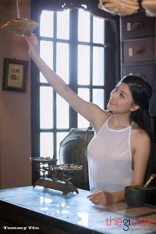 Những tấm hình trong bộ ảnh mang tên "Cô lang y" với chiếc áo yếm mỏng tang lấp ló vòng 1 là chủ đề gây xôn xao khắp cộng đồng mạng mấy ngày vừa qua.