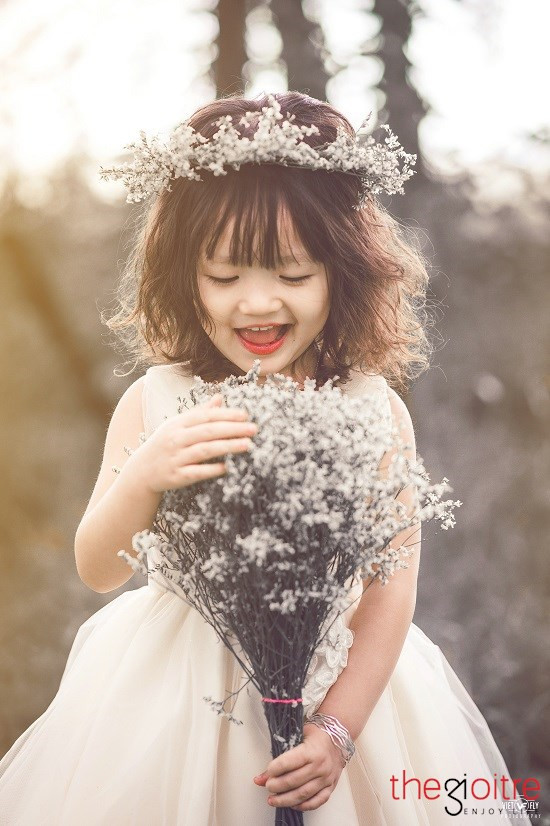 Ngoài ra, trong gia đình bố mẹ có thỉnh thoảng cãi nhau rồi xưng “mày - tao”, bé nghe được rồi than thở khiến bố mẹ đều ngạc nhiên: “Tôi xin 2 người đau đầu lắm, đừng có nói nữa. Bố mẹ có cãi nhau cũng phải xưng anh em”. Ngoài ra, trong gia đình bố mẹ có thỉnh thoảng cãi nhau rồi xưng “mày - tao”, bé nghe được rồi than thở khiến bố mẹ đều ngạc nhiên: “Tôi xin 2 người đau đầu lắm, đừng có nói nữa. Bố mẹ có cãi nhau cũng phải xưng anh em”.