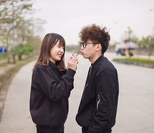 Sở hữu một đứa bạn thân là con trai là điều may mắn đối với những cô gái. Tuy nhiên, cũng không ít rắc rối mà cả hai đều gặp phải. Hiền Pi san sẻ, nhiều bạn cho rằng giữa nam và nữ không tồn tại hai chữ tình bạn nhưng với mình một người bạn thân thực sự là sự thấu hiểu nhau, giúp đỡ nhau và bên nhau lúc vui hay buồn nên dù trai hay gái đều không quan trọng. Sở hữu một đứa bạn thân là con trai là điều may mắn đối với những cô gái. Tuy nhiên, cũng không ít rắc rối mà cả hai đều gặp phải. Hiền Pi san sẻ, nhiều bạn cho rằng giữa nam và nữ không tồn tại hai chữ tình bạn nhưng với mình một người bạn thân thực sự là sự thấu hiểu nhau, giúp đỡ nhau và bên nhau lúc vui hay buồn nên dù trai hay gái đều không quan trọng.