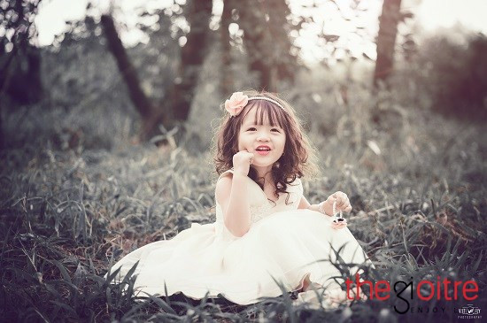 Bé gái 4 tuổi xinh xắn, biết nghĩ như bà cụ non