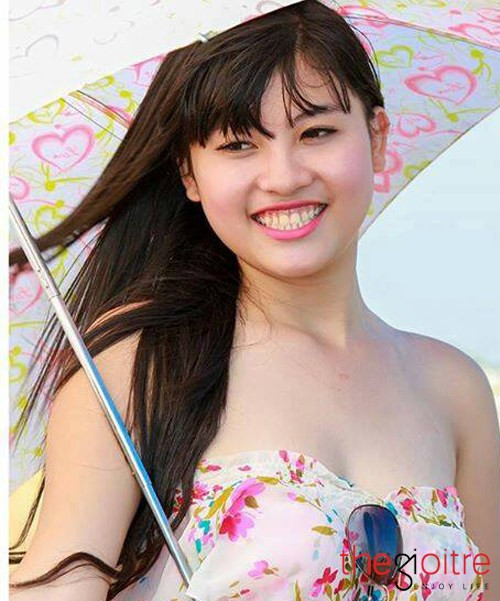 Nụ cười hở lộ, miệng rộng và kém duyên đã trừ điểm rất nhiều so với hình ảnh "Cô lang y" sexy. Nụ cười hở lộ, miệng rộng và kém duyên đã trừ điểm rất nhiều so với hình ảnh "Cô lang y" sexy.