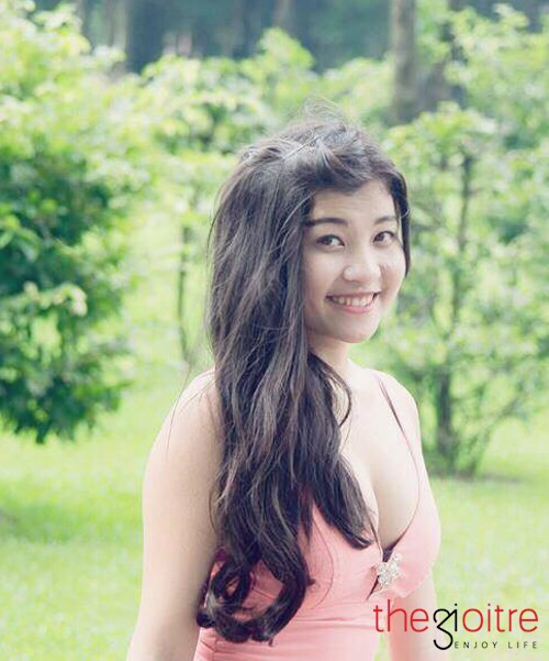 Nhìn lại những short hình mới nhất của ‘Cô lang y’, nhiều người cho rằng, Cẩm Nhung đã qúa lạm dụng vào trang điểm và công nghệ chỉnh sửa ảnh. Dường như bộ ảnh "Cô lang y" là một cú lột xác ngoại mục của Cẩm Nhung. Nhìn lại những short hình mới nhất của ‘Cô lang y’, nhiều người cho rằng, Cẩm Nhung đã qúa lạm dụng vào trang điểm và công nghệ chỉnh sửa ảnh. Dường như bộ ảnh "Cô lang y" là một cú lột xác ngoại mục của Cẩm Nhung.