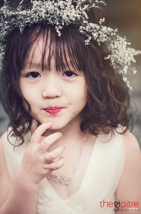 Quỳnh Chi 15 tháng tuổi đã được mẹ dẫn đi nhà trẻ. Về nhà bà trẻ có đánh hay mắng gì, bé đều nhớ và về kể lại không sai một chữ cho bố mẹ. Quỳnh Chi 15 tháng tuổi đã được mẹ dẫn đi nhà trẻ. Về nhà bà trẻ có đánh hay mắng gì, bé đều nhớ và về kể lại không sai một chữ cho bố mẹ.