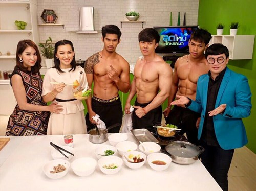 Hội trai đẹp bán... mì gây "sốt" ở Thái Lan