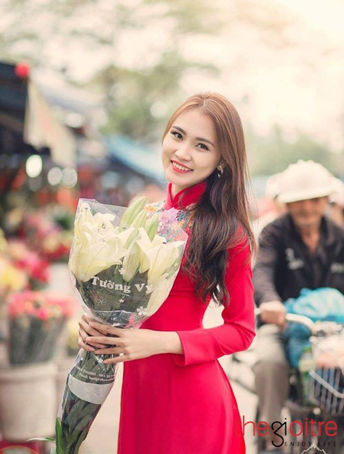 Tuy tham gia nhiều hoạt động nhưng cô gái xinh đẹp vẫn giữ được thành tích học tập tốt. "Mọi thứ đều có hai mặt của nó nên đừng để cái bề ngoài định hình suy nghĩ và hành động của mình. Luôn nhìn mọi việc ở nhiều khía cạnh khác nhau để đưa ra những quyết định đúng đắn trong cuộc sống" là phương châm sống của nữ tiếp viên Hàng không tương lai.