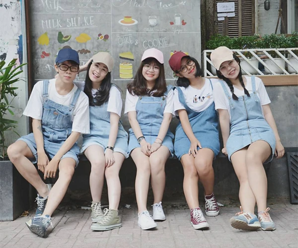 Mốt khoe đồ "có hội có phường" được teen Việt hưởng ứng