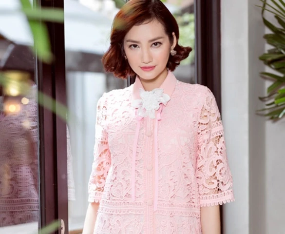 Học sao Việt mặc đẹp với hồng thạch anh và xanh thanh bình