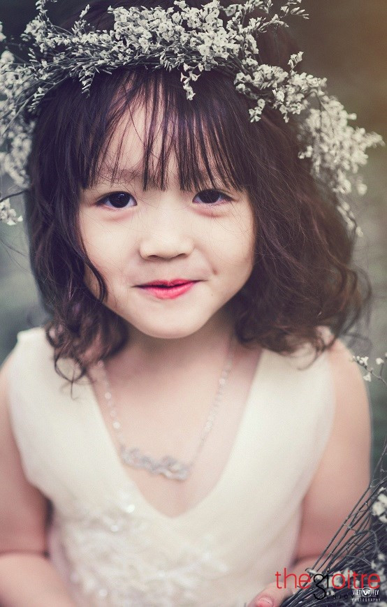 Là người hiếu động, nghịch ngợm, song Quỳnh Chi cũng là một cô bé rất gọn gàng và ngăn nắp. Những đồ dùng trong nhà bé đưa từ tầng 3 xuống tầng 1 để chơi. Chơi xong, bé tự biết sắp xếp cẩn thận các đồ chơi về đúng vị trí ban đầu. Là người hiếu động, nghịch ngợm, song Quỳnh Chi cũng là một cô bé rất gọn gàng và ngăn nắp. Những đồ dùng trong nhà bé đưa từ tầng 3 xuống tầng 1 để chơi. Chơi xong, bé tự biết sắp xếp cẩn thận các đồ chơi về đúng vị trí ban đầu.