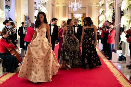Gu thời trang cực chất của hai ‘công chúa’ nhà Obama ảnh 2 Gu thời trang cực chất của hai ‘công chúa’ nhà Obama - ảnh 1