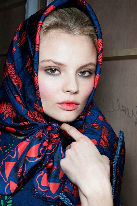 10 kiểu buộc khăn đang "phát sốt" cho các tín đồ thời trang ảnh 5 thoi trang khan phunutoday5