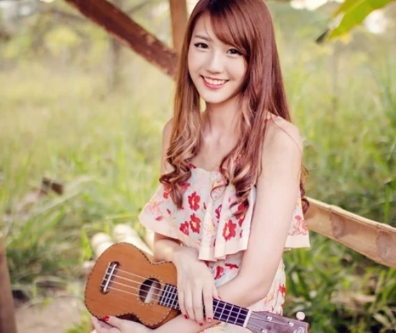 "Hot girl trà sữa" Malaysia mê đồ ăn vặt khi đến Việt Nam