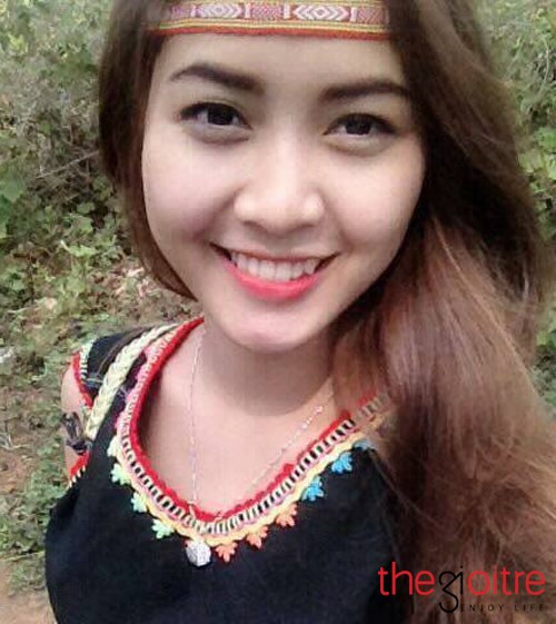 Kelly Luxia tên thật là Y Lux, sinh ra và lớn lên tại Kon Tum. Cô sinh năm 1995, là người dân tộc Ba Na.