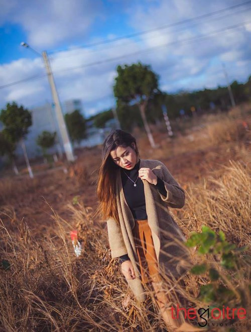 Gương mặt xinh đẹp, vóc dáng cân đối, cô gái Ba Na này còn có một gu thời trang rất sành điệu như một mỹ nhân điện ảnh của xứ sở kim chi.Chính vì vậy, nhiều người khi biết Y Lux là người dân tộc thiểu số thường rất ngạc nhiên.