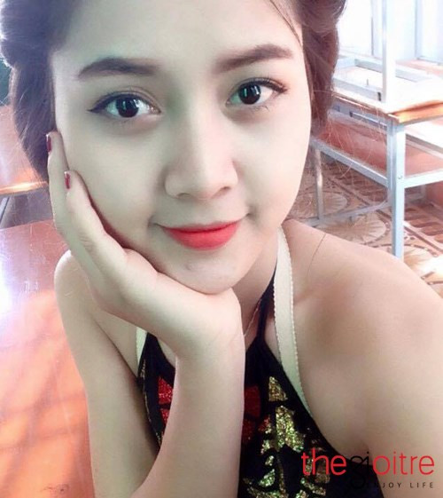 Đa phần những người thuộc dân tộc Ba Na đều có nước da ngăm đen. Nhưng cô bạn này lại sở hữu một làn da sứ hoàn hảo.