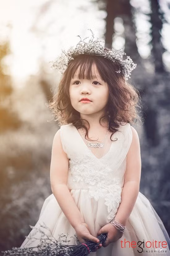 Chị Phương Anh kể thêm, lúc Quỳnh Chi tròn 18 tháng tuổi là lúc chị mang bầu bé thứ hai. Phương Anh rất người lớn, tâm lí và tỏ ra rất biết chuyện. “Thấy mẹ mang thai vất vả, mẹ bảo mẹ đưa con đi vệ sinh thì Chi nhanh miệng đáp rằng: “Con tự đi vệ sinh được, mẹ không phải lo đâu”. Lúc mẹ bảo mẹ đưa tắm, Chi lại nói: “Để bố tắm cho con, chứ mẹ đang bụng to”.