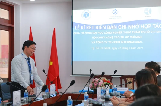 PGS.TS Nguyễn Xuân Hoàn- Phó hiệu trưởng Trường ĐH Công nghiệp Thực phẩm TPHCM phát biểu, trao đổi tại lễ ký kết hợp tác