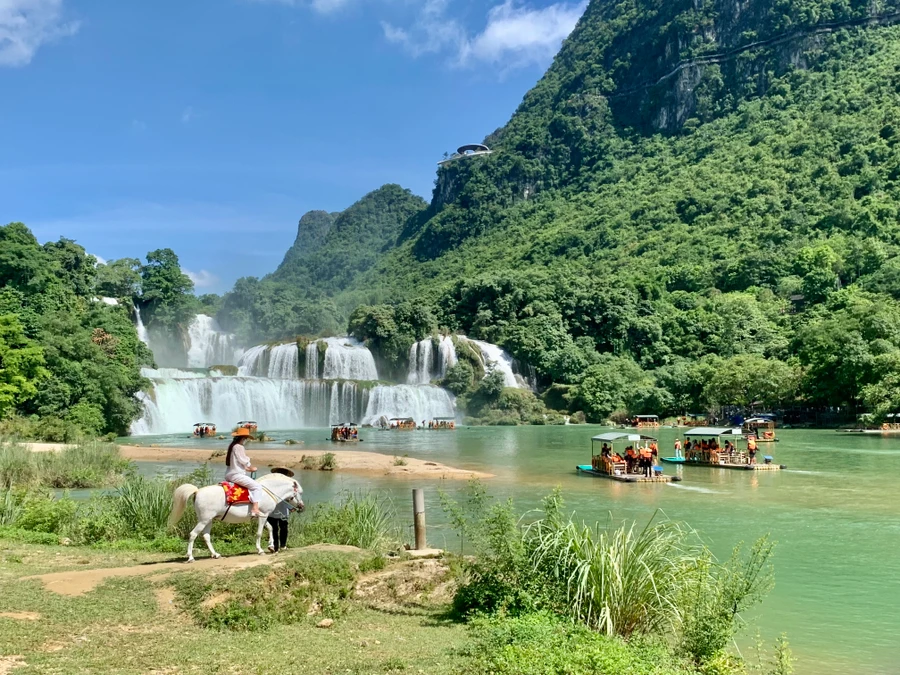 Cao Bằng miễn phí vé tham quan Thác Bản Giốc.