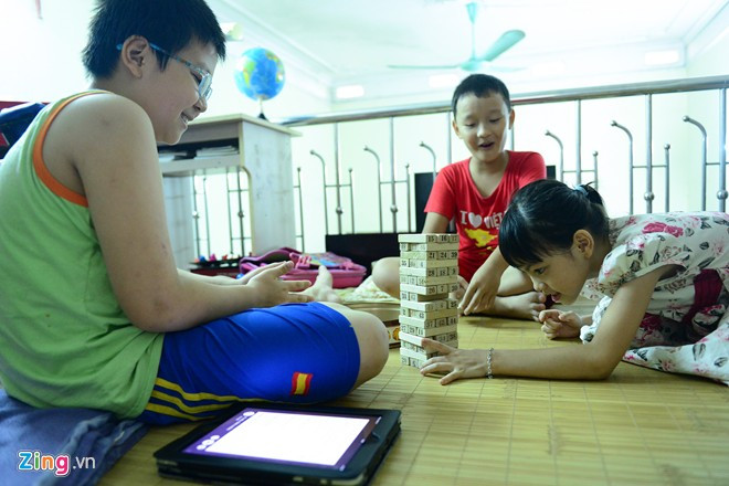 Cậu bé 11 tuổi đạo diễn các game show truyền hình trên giấy