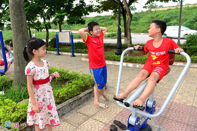 Cậu bé 11 tuổi đạo diễn các game show truyền hình trên giấy