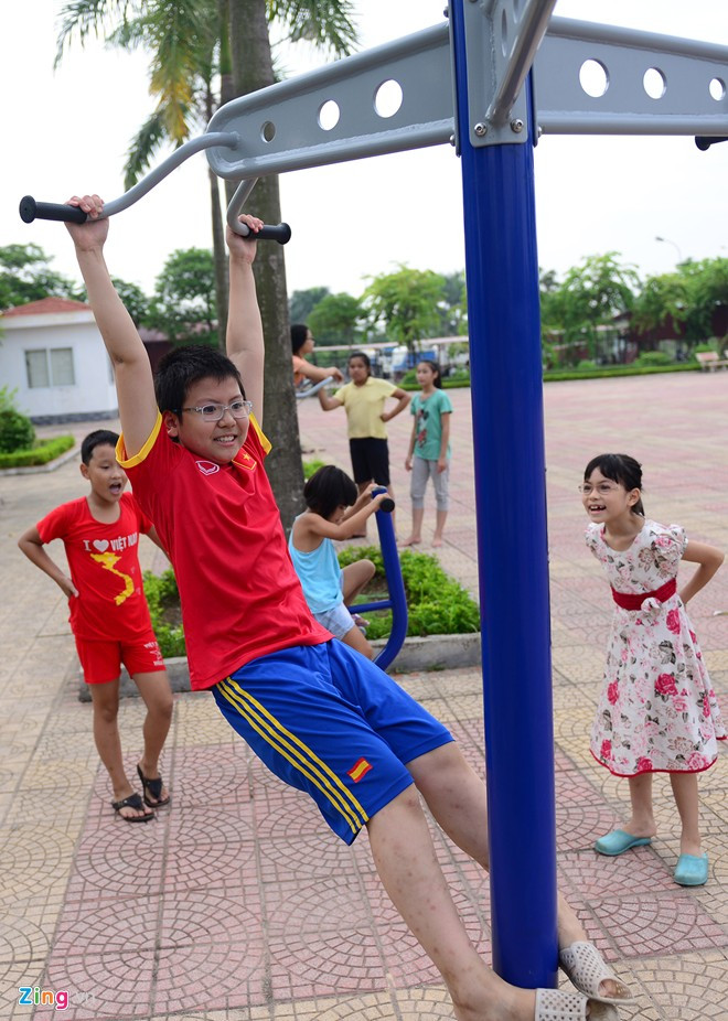 Cậu bé 11 tuổi đạo diễn các game show truyền hình trên giấy