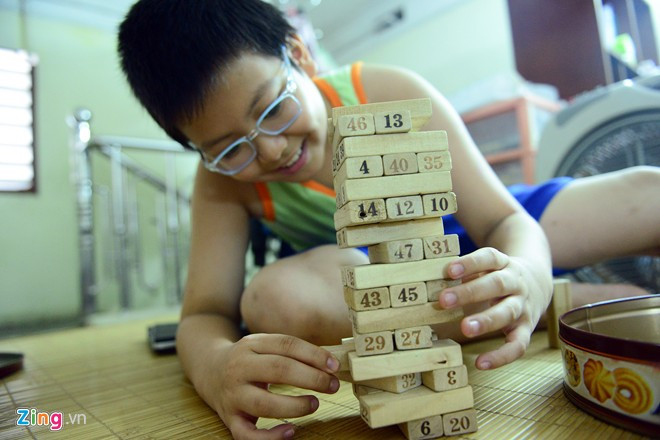 Cậu bé 11 tuổi đạo diễn các game show truyền hình trên giấy