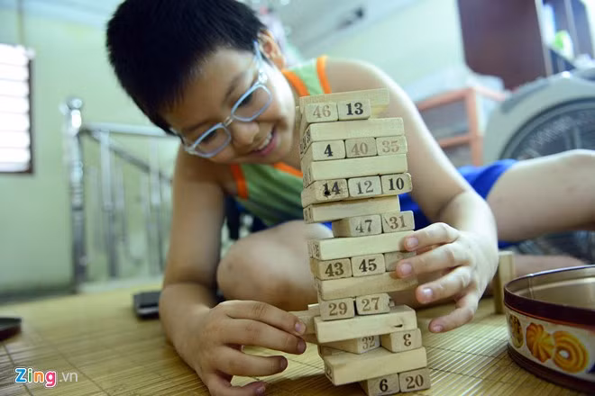 Cậu bé 11 tuổi đạo diễn các game show truyền hình trên giấy